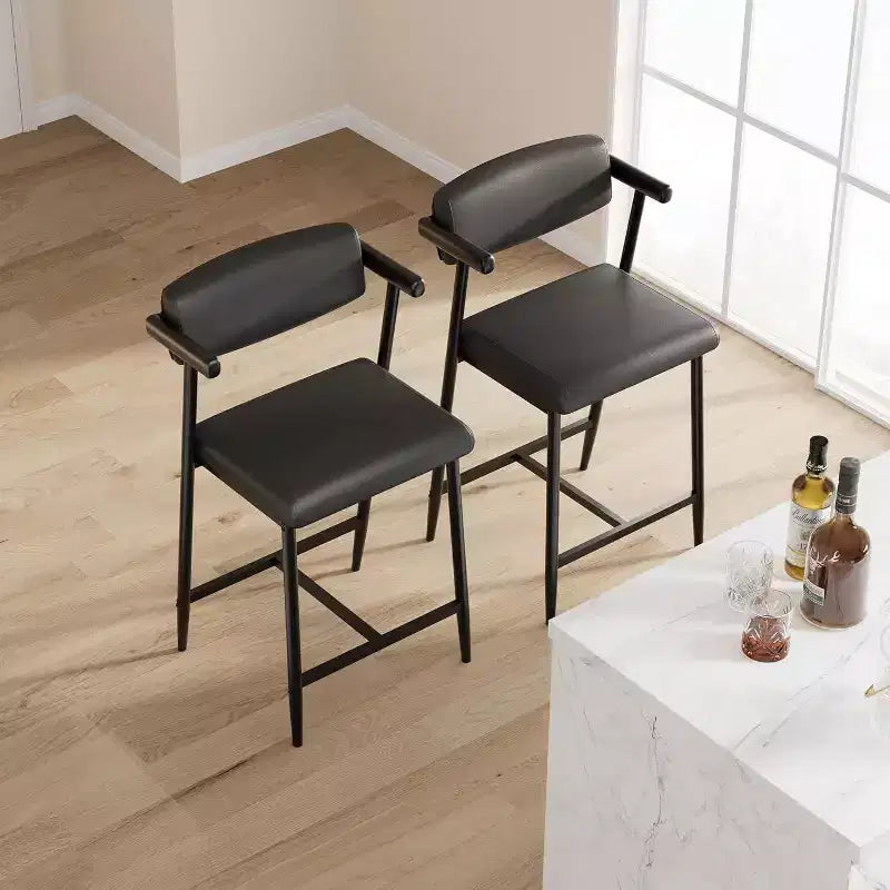 Tabourets de bar à hauteur de comptoir avec accoudoirs, assise et dossier larges rembourrés, structure métallique avec repose-pieds pour îlot de cuisine, marron rustique