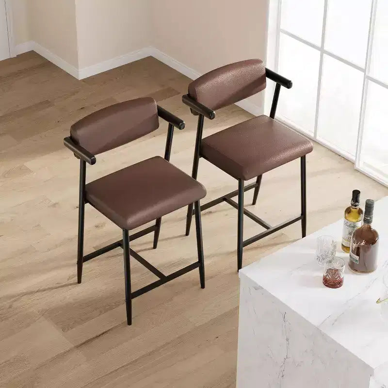 Tabourets de bar à hauteur de comptoir avec accoudoirs, assise et dossier larges rembourrés, structure métallique avec repose-pieds pour îlot de cuisine, marron rustique