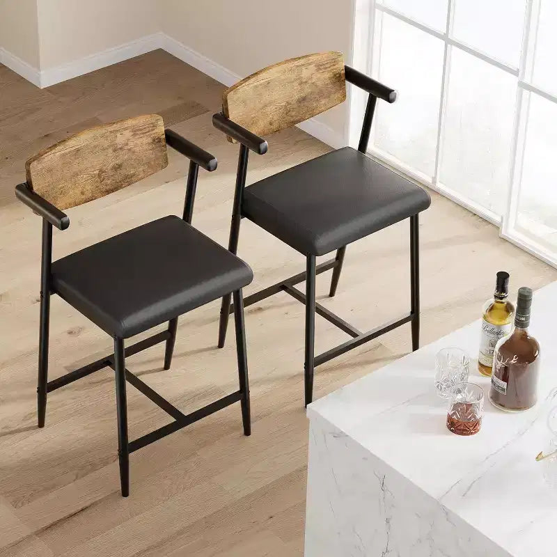 Tabourets de bar à hauteur de comptoir avec accoudoirs, assise et dossier larges rembourrés, structure métallique avec repose-pieds pour îlot de cuisine, marron rustique