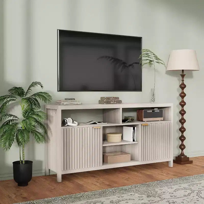 Meuble TV cannelé pour téléviseurs 65 pouces, console média de style moderne du milieu du siècle avec étagères réglables, meuble TV fin style ferme