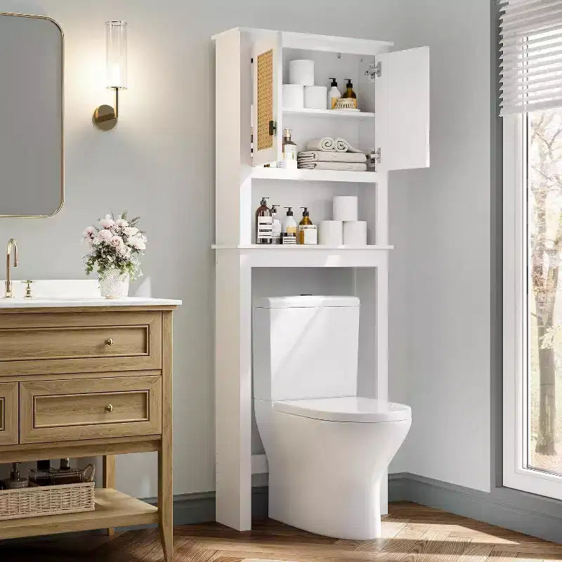 Meuble de rangement au-dessus des toilettes, organisateur de salle de bain de style ferme avec portes en rotin, étagère réglable, armoire de salle de bain blanche