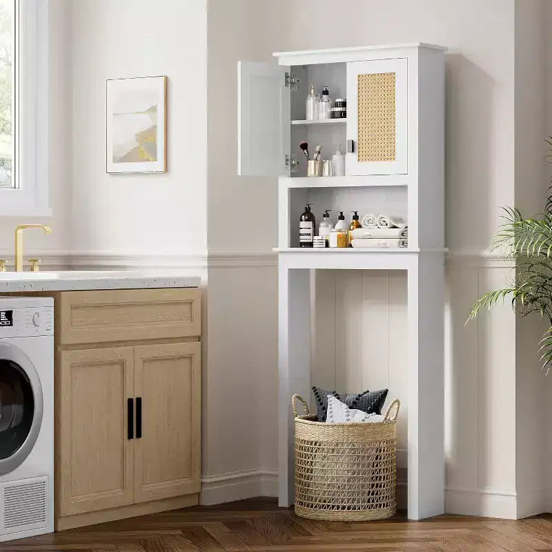 Meuble de rangement au-dessus des toilettes, organisateur de salle de bain de style ferme avec portes en rotin, étagère réglable, armoire de salle de bain blanche