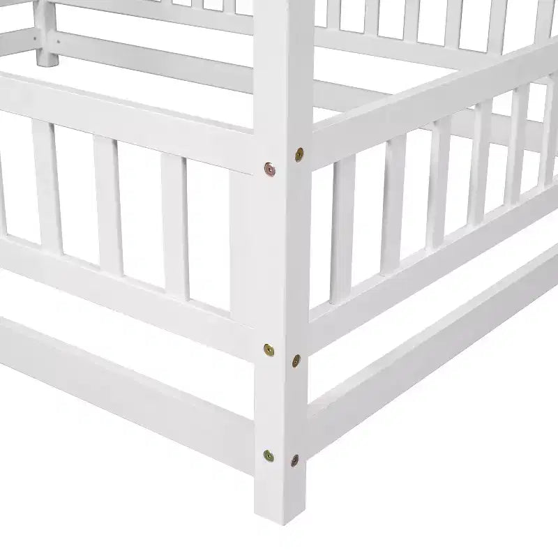 Lit de plancher pleine grandeur pour enfants avec un joli toit, lit de jeu robuste en bois avec barrières de sécurité, blanc