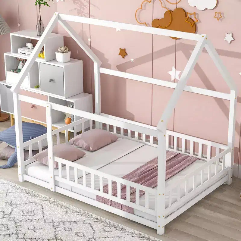 Lit de plancher pleine grandeur pour enfants avec un joli toit, lit de jeu robuste en bois avec barrières de sécurité, blanc