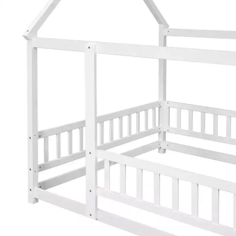 Lit de plancher pleine grandeur pour enfants avec un joli toit, lit de jeu robuste en bois avec barrières de sécurité, blanc