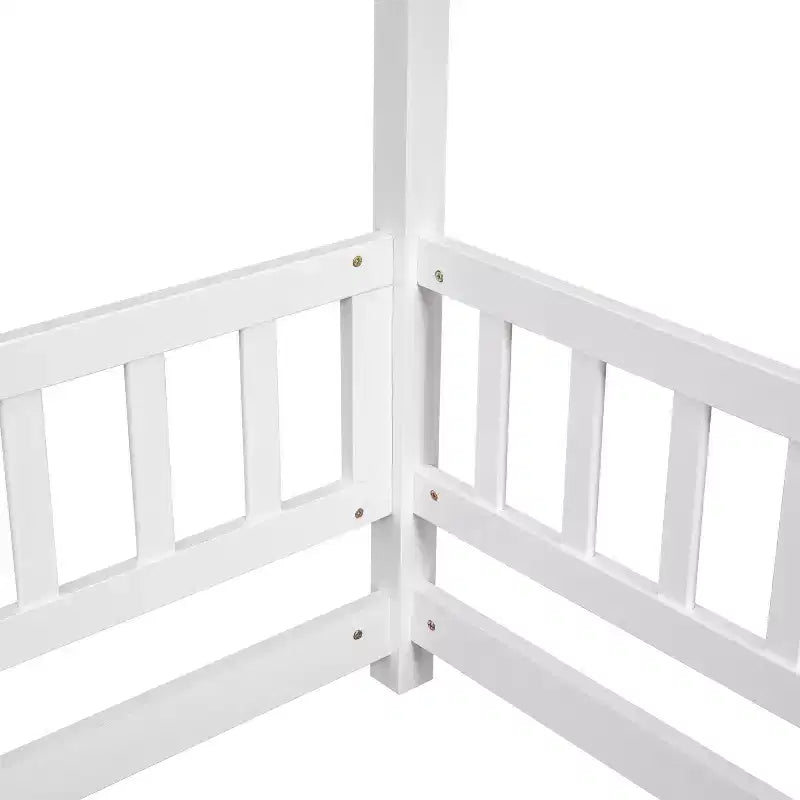 Lit de plancher pleine grandeur pour enfants avec un joli toit, lit de jeu robuste en bois avec barrières de sécurité, blanc
