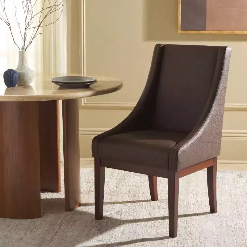 Fauteuil à accoudoirs inclinés